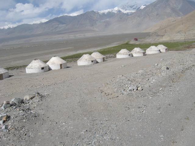 Beton-Jurten im chinesischen Pamir auf dem Weg nach Pakistan